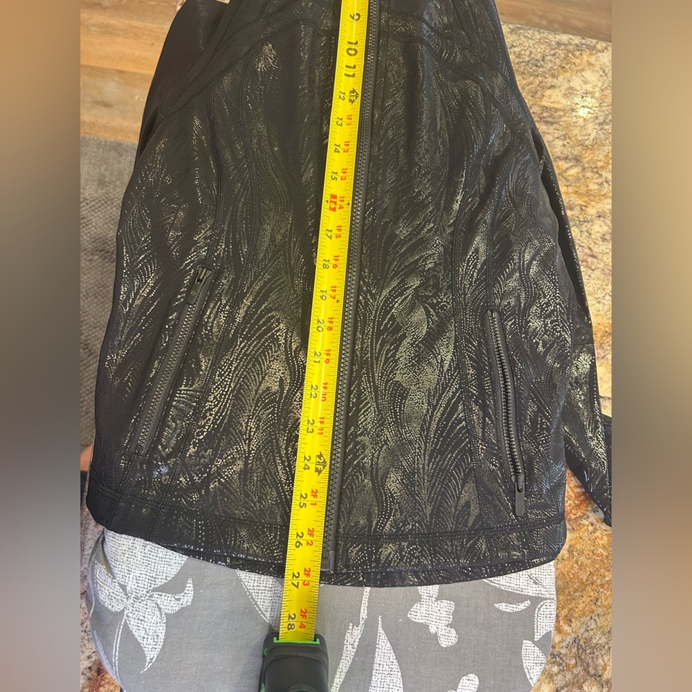 🖤”Lululemon” Black Jacket with Standing Collar and Tailored Fit w/ Pockets🖤 - Picture 15 of 17